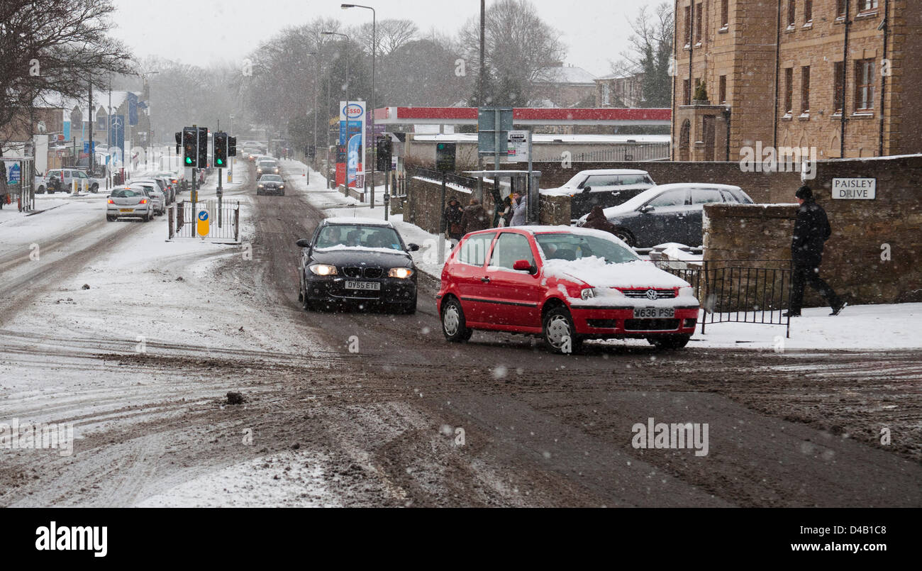 Edimburgo, Scozia, Regno Unito. Undicesimo Marzo 2013. Area Willowbrae a Edimburgo in Scozia soffre la sua prima neve interruzioni dell'inverno, Foto Stock
