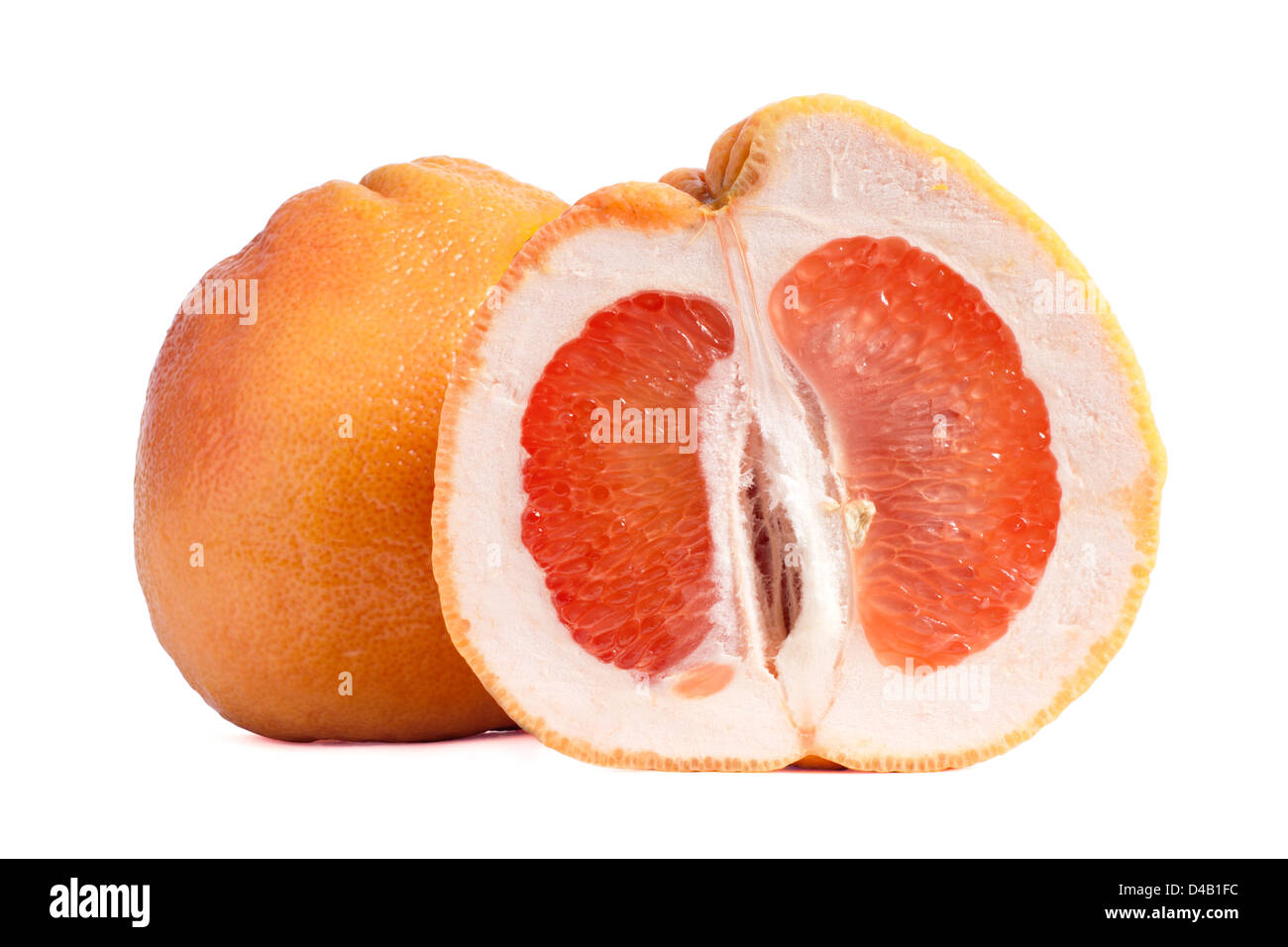 Pompelmo rosso, semi e frutti interi, sfondo bianco Foto Stock