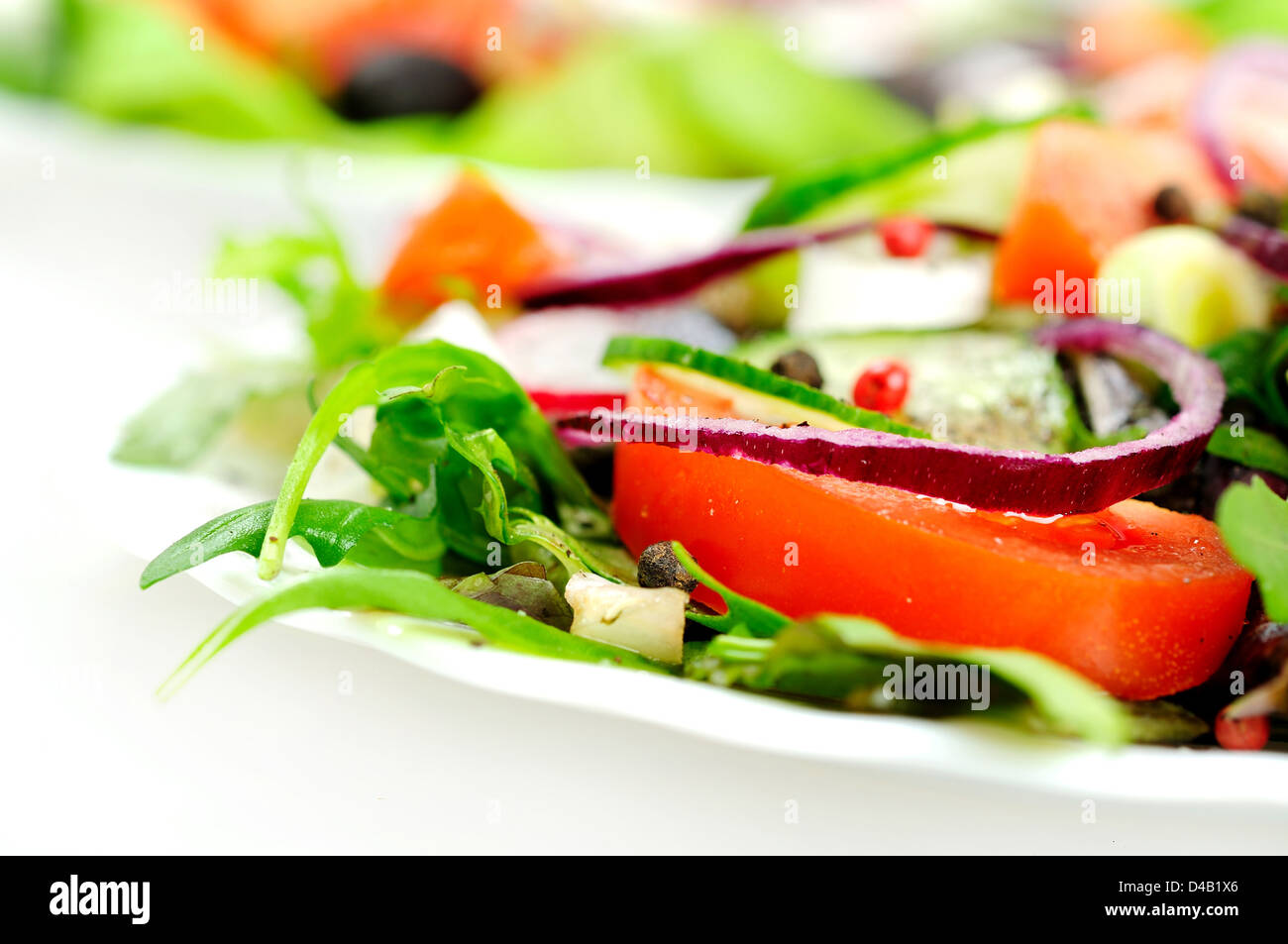 Piastra con insalata su bianco Foto Stock