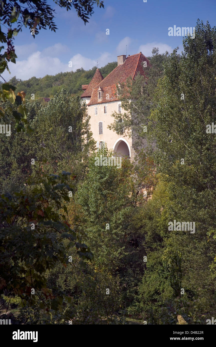 Il pittoresco piccolo chateau intravisto attraverso gli alberi nelle zone rurali Sauliac-sur-Cele nel sacco, Francia Foto Stock