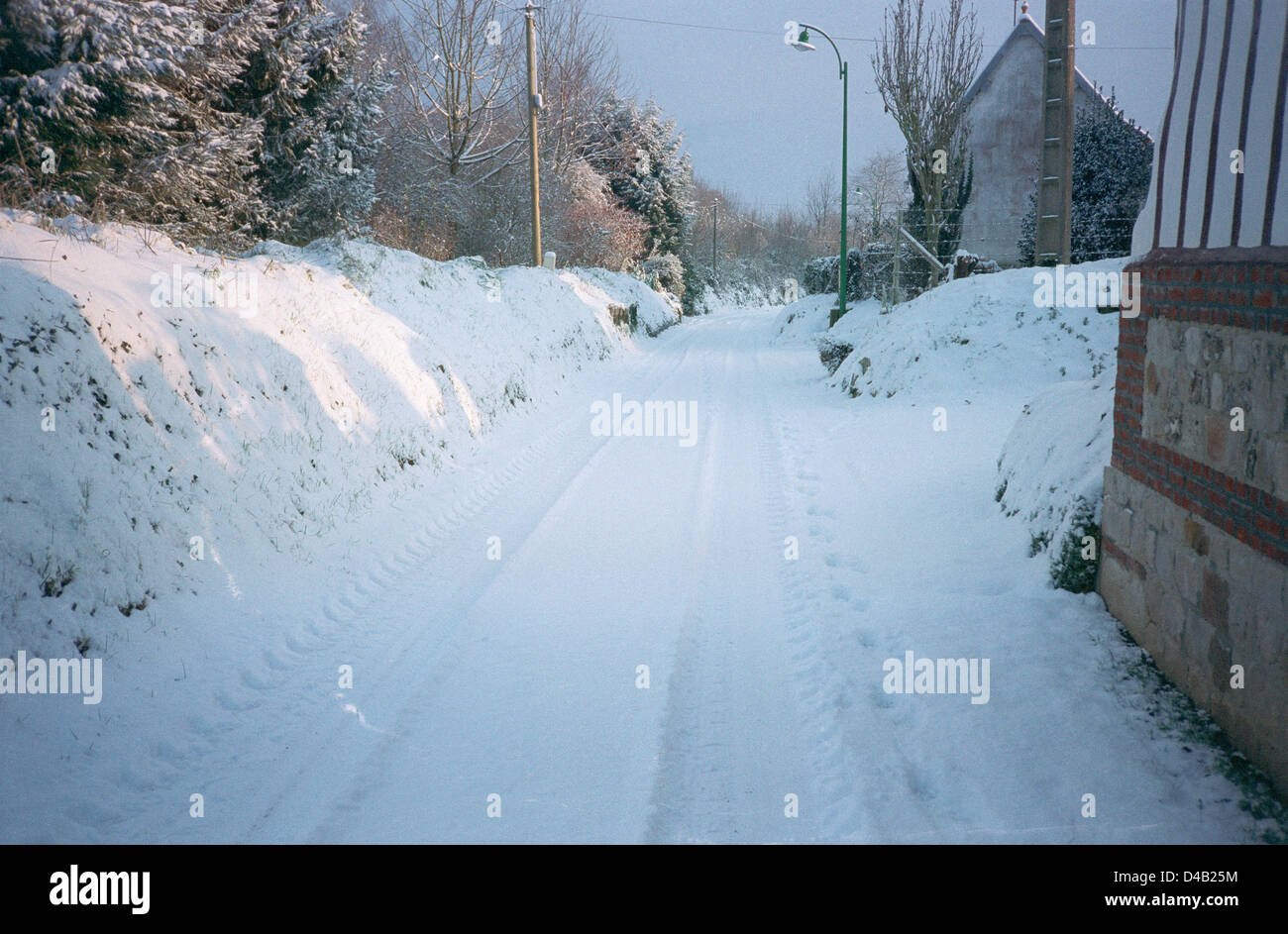 Neve in village lane, Normandia, Francia Foto Stock