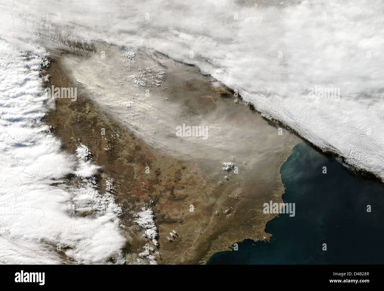 Un pennacchio di cenere vulcanica scuro sorge sulle Ande innevate in Cile, vicino al vulcano Puyehue-Cordón Caulle. Questa immagine, catturata dalla NASA, mostra il contrasto tra l'attività vulcanica e il paesaggio innevato. Foto Stock