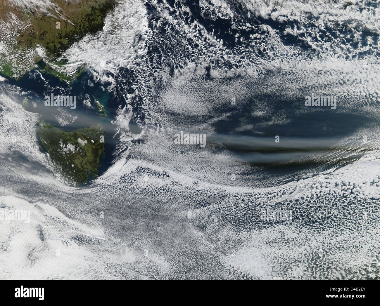 Un pennacchio vulcanico proveniente dal vulcano Puyehue-Cordón Caulle in Cile viene catturato dallo spazio, influenzando il traffico aereo nella regione. L'eruzione e il suo pennacchio di cenere sono monitorati attraverso osservazioni satellitari. Foto Stock