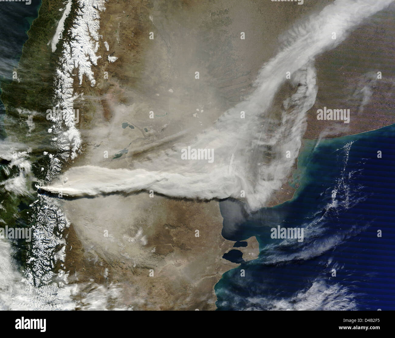 Il pennacchio vulcanico Puyehue-Cordón Caulle continua a soffiare verso est sopra l'Argentina, dirigendosi verso l'Oceano Atlantico. L'eruzione rimane significativa, con attività vulcanica in corso e impatto atmosferico. Foto Stock