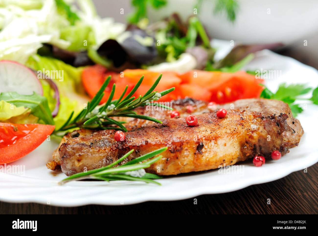 Piastra con insalata e carne Foto Stock