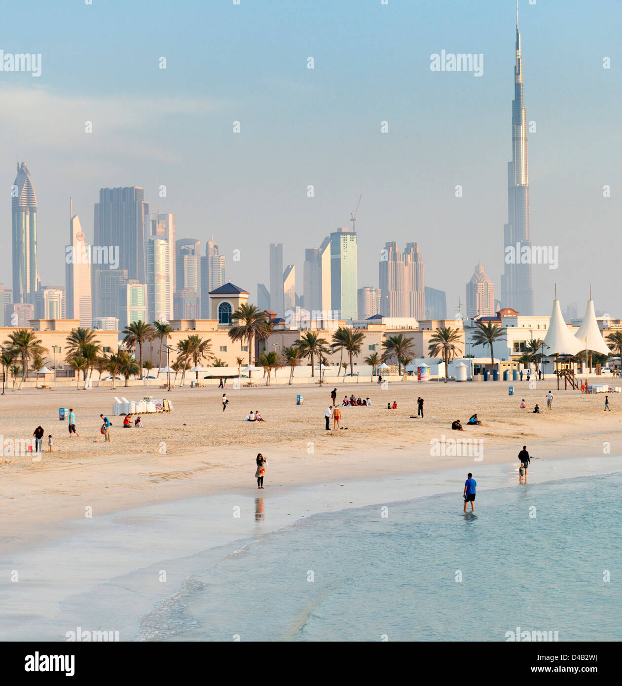 Vista sullo skyline di Dubai con grattacieli e aperto di Jumeirah Beach in Dubai Emirati Arabi Uniti Foto Stock