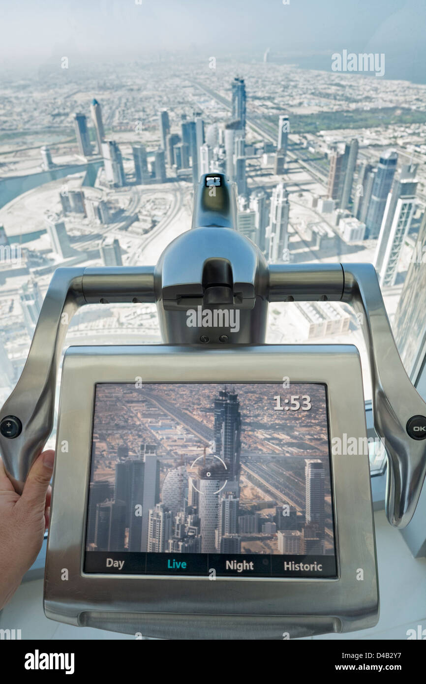 Telescopio video e schermo per osservare Dubai da in alto a piattaforma di osservazione in Burj Khalifa Tower Foto Stock