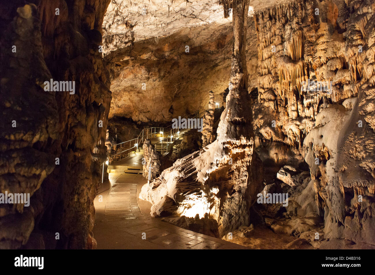 Parco nazionale di Aggtelek grotte in Ungheria, anche chiamato Baradla-Domica caverne con una colonna dripstone Foto Stock