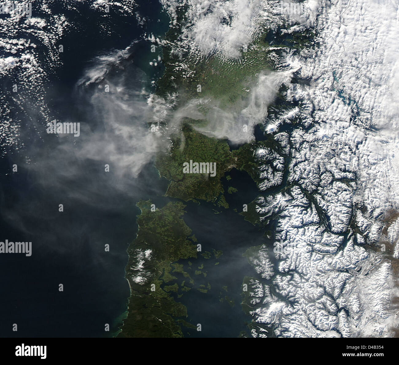 La nube di cenere del vulcano Puyehue-Cordon Caulle contrasta con le Ande innevate in Cile. L'eruzione è stata monitorata dalla NASA per studiare gli effetti ambientali e atmosferici della cenere vulcanica. Foto Stock