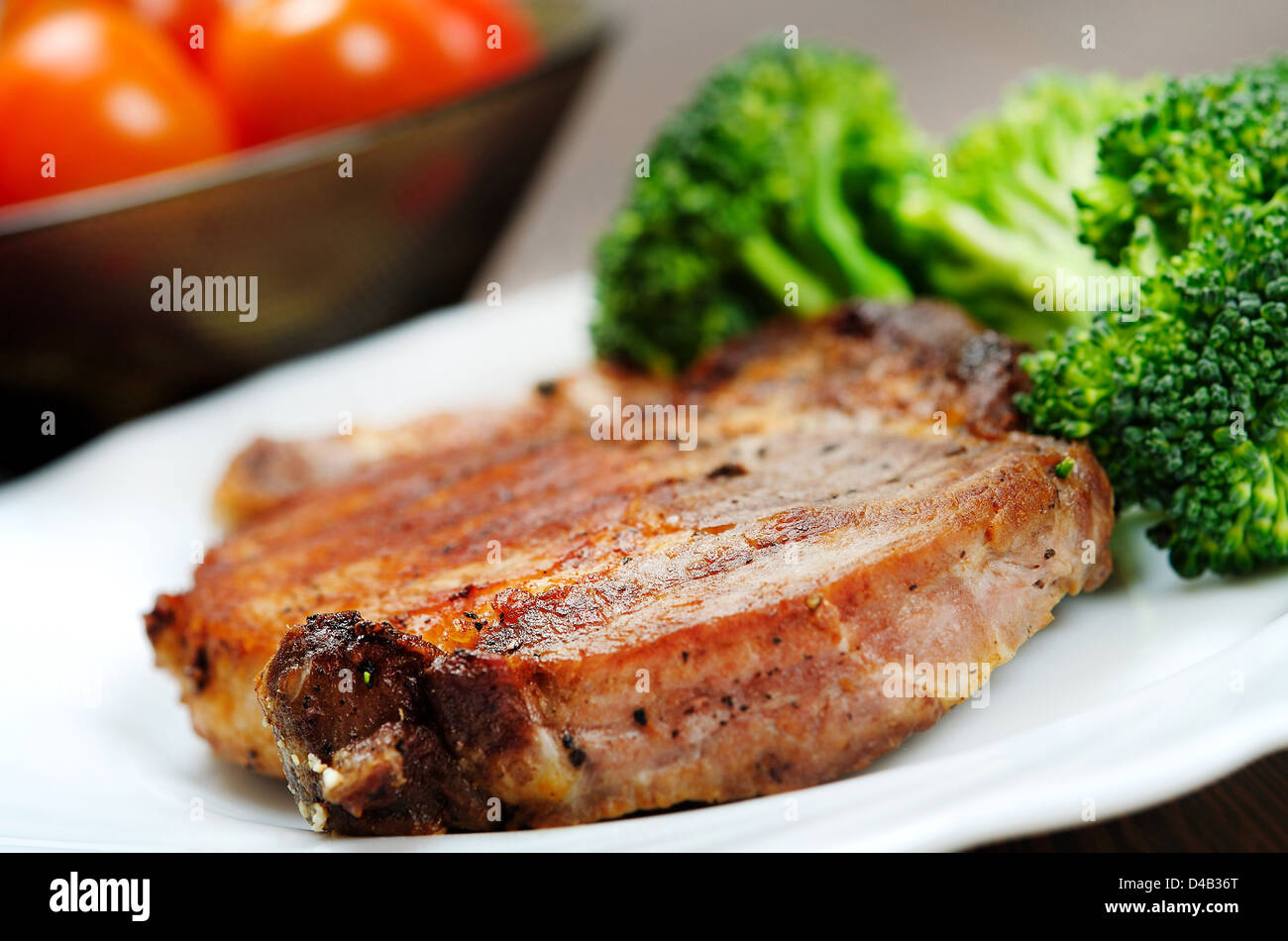 Piastra con carne alla griglia e broccoli Foto Stock