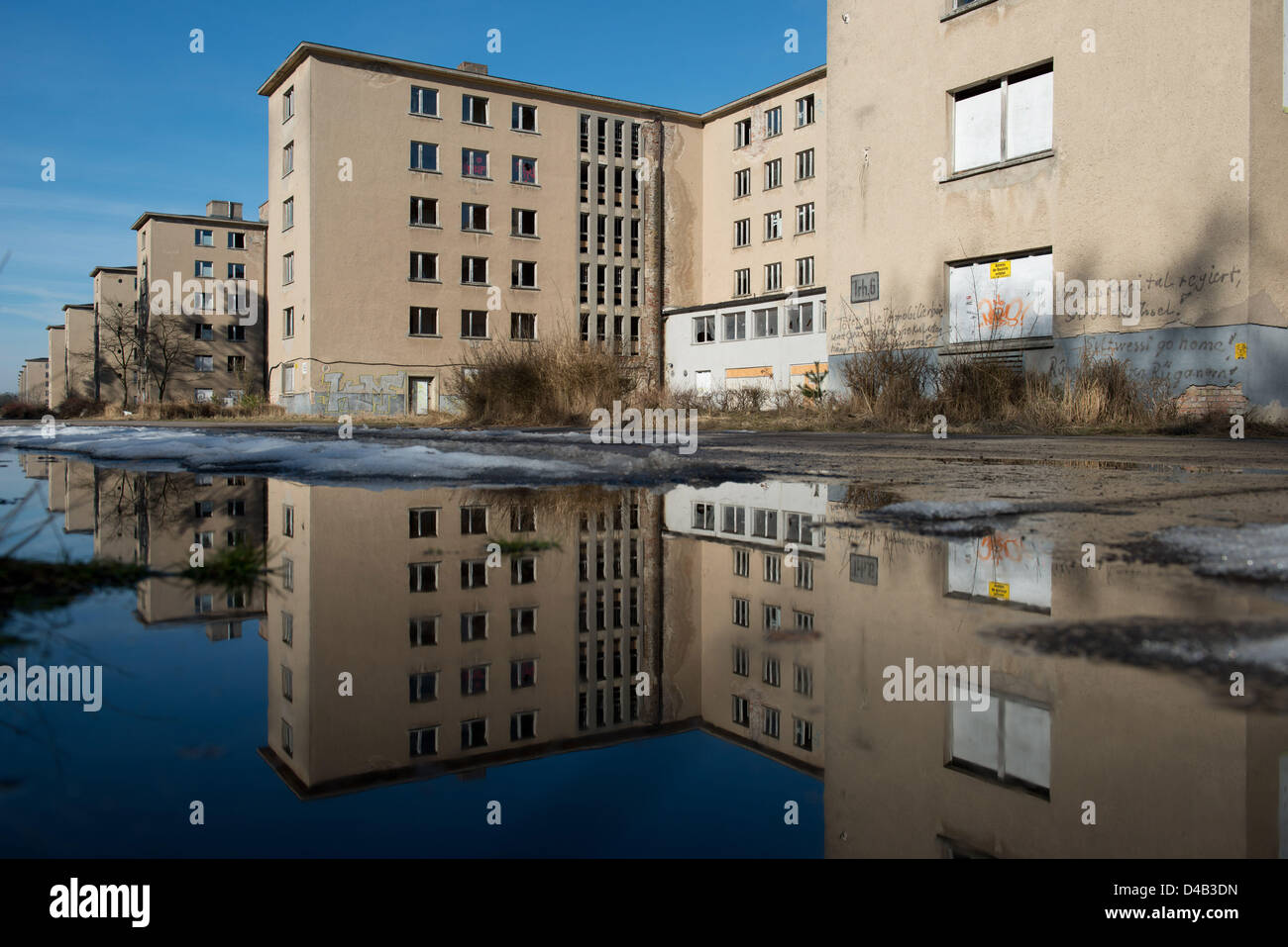 Graffitis sono visibili sulla costruzione di blocco I del beach resort Prora (noto come Kraft durch Freude (kdf) Seebad Prora) sull'isola Ruegen, Germania, 05 marzo 2013. Il nuovo acquirente di blocco i dell'ex Nazi beach resort vuole ripristinare il peculiare sito nel 2013 al fine di creare appartamenti vacanze, condomini e un hotel. I cittadini dell'isola criticare l'idea, respingendo ulteriore alloggiamento turistico progetti. Foto: Stefan Sauer Foto Stock