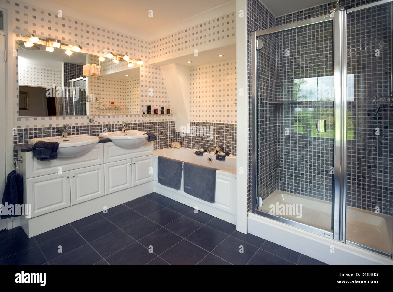 Un bagno moderno con lui e lei i lavandini e una grande doccia Foto stock -  Alamy