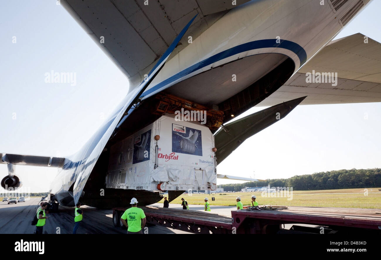 Cygnus, una navicella spaziale senza equipaggio, arriva alla Wallops Flight Facility della NASA per lo scarico. Trasporta rifornimenti alla stazione spaziale Internazionale come parte di una missione cargo regolare nell'ambito dei servizi di rifornimento commerciale della NASA. Foto Stock