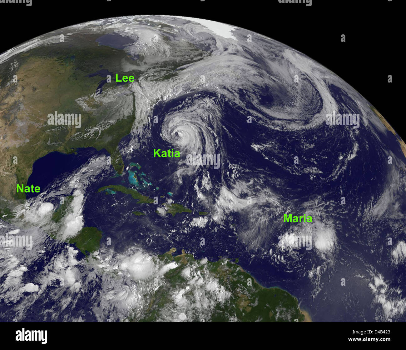 I dati satellitari della NASA catturano quattro cicloni tropicali nell'Oceano Atlantico, tracciandone percorsi e intensità. Questi cicloni rappresentano eventi meteorologici significativi nella stagione degli uragani atlantici. Foto Stock