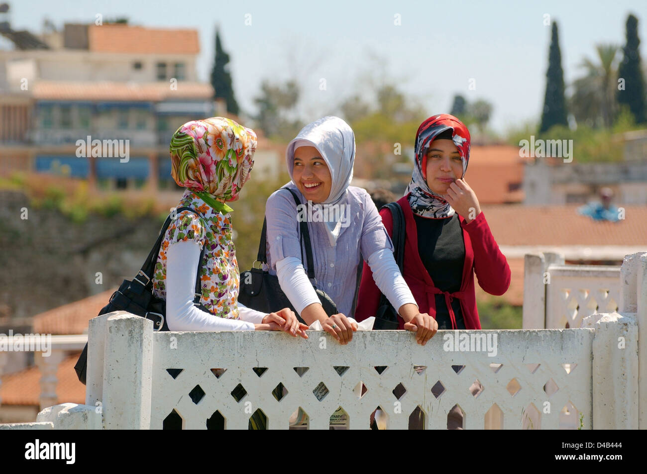 Tre turco giovane donna, Antalya, Turchia, Asia Occidentale Foto Stock