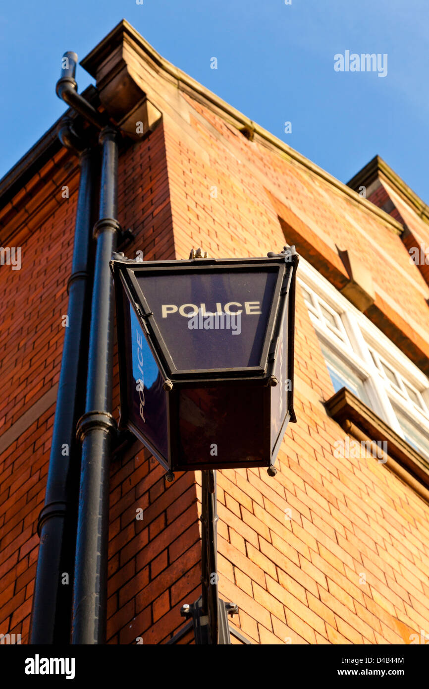 Il tradizionale blu polizia o lampada luce visto su stazioni di polizia in tutta la Gran Bretagna fino alla fine del XX secolo, Nottingham, Inghilterra, Regno Unito Foto Stock