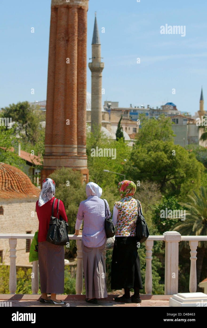 Tre turco giovane donna guarda il centro storico di Antalya, Turchia, Asia Occidentale Foto Stock