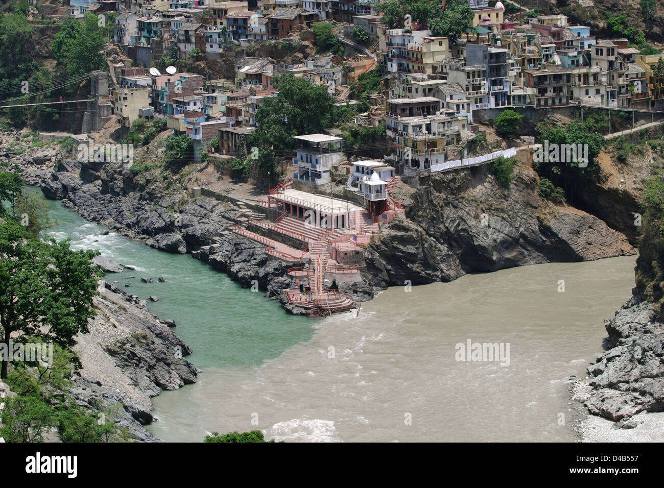 Devprayag è il punto di confluenza dei Bhagirathi e Aneknanda fiumi, che diventano il Gange. Foto Stock