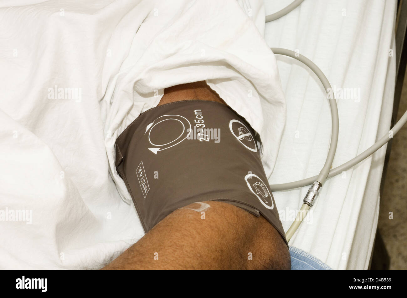 Close up sfigmomanometro sul braccio del paziente Foto Stock