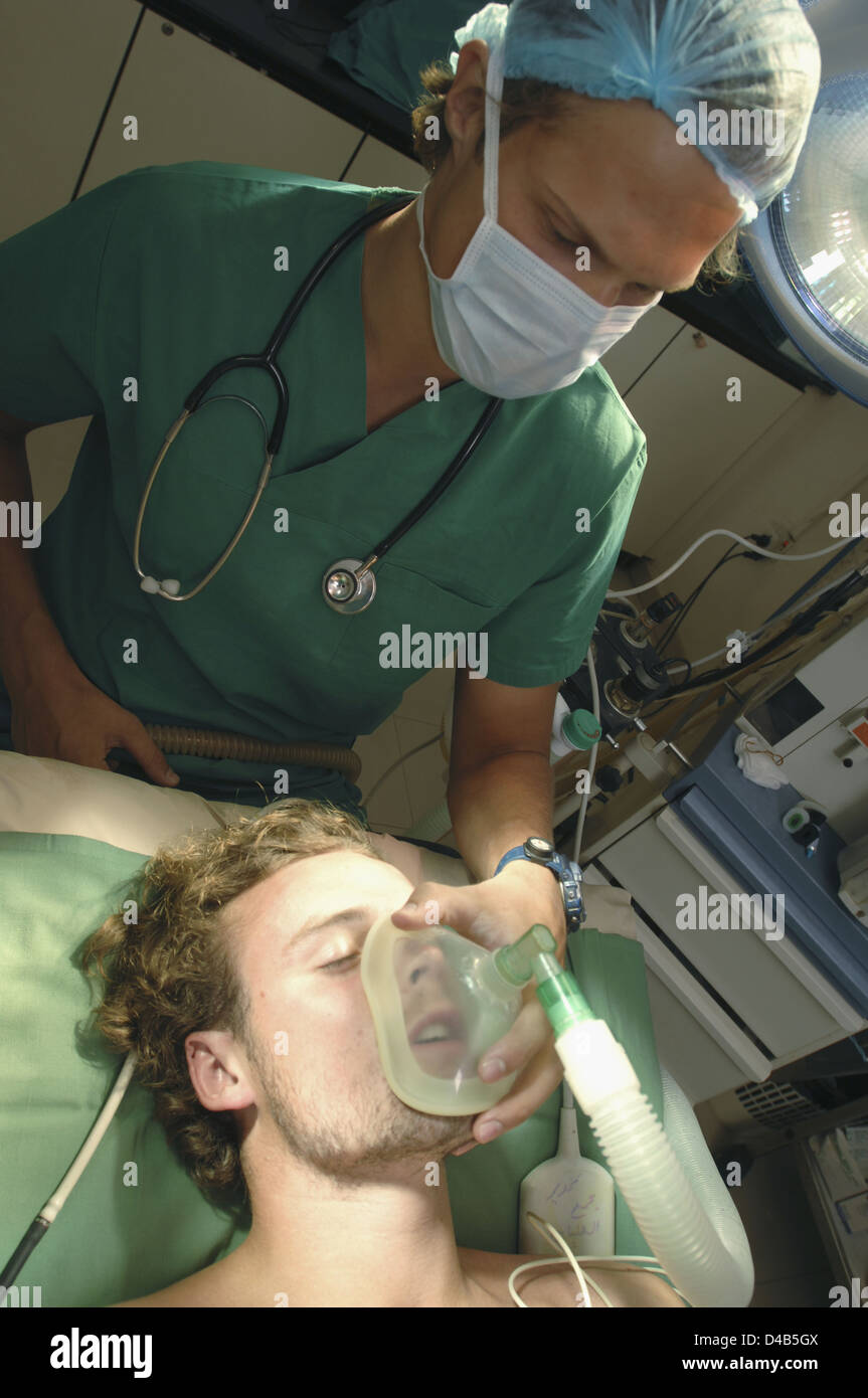 Medico la somministrazione di ossigeno al paziente Foto Stock