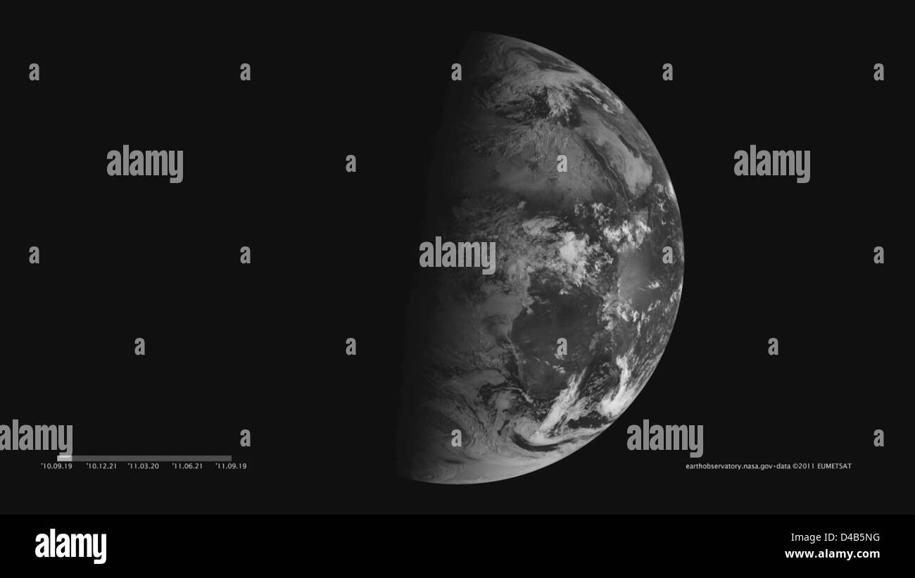 Questa animazione illustra gli equinozi e i solstizi visti dallo spazio, evidenziando l'inclinazione assiale della Terra e il suo impatto sui cambiamenti stagionali. Le immagini forniscono una visione dettagliata di come l'orientamento della Terra rispetto al Sole influenzi il clima del pianeta e la durata del giorno durante tutto l'anno. Foto Stock
