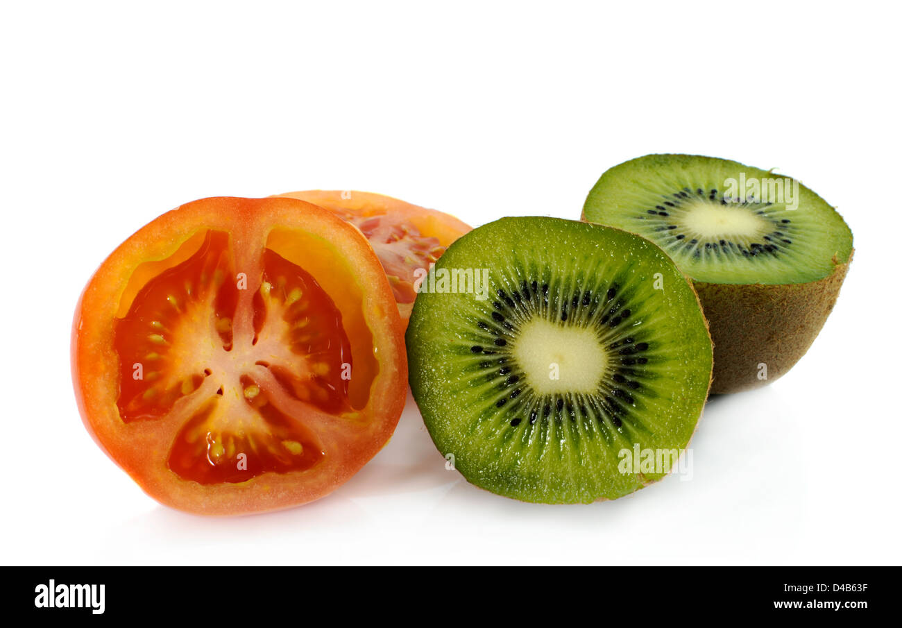 Fette di pomodoro rosso e verde kiwi frutta fresca Foto Stock