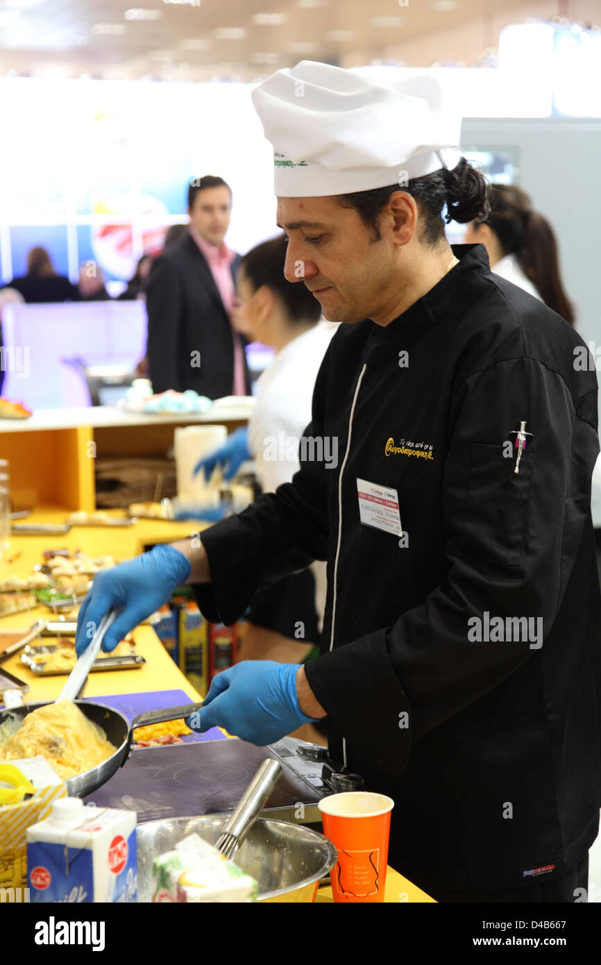 Lo chef cucinare una frittata Foto Stock