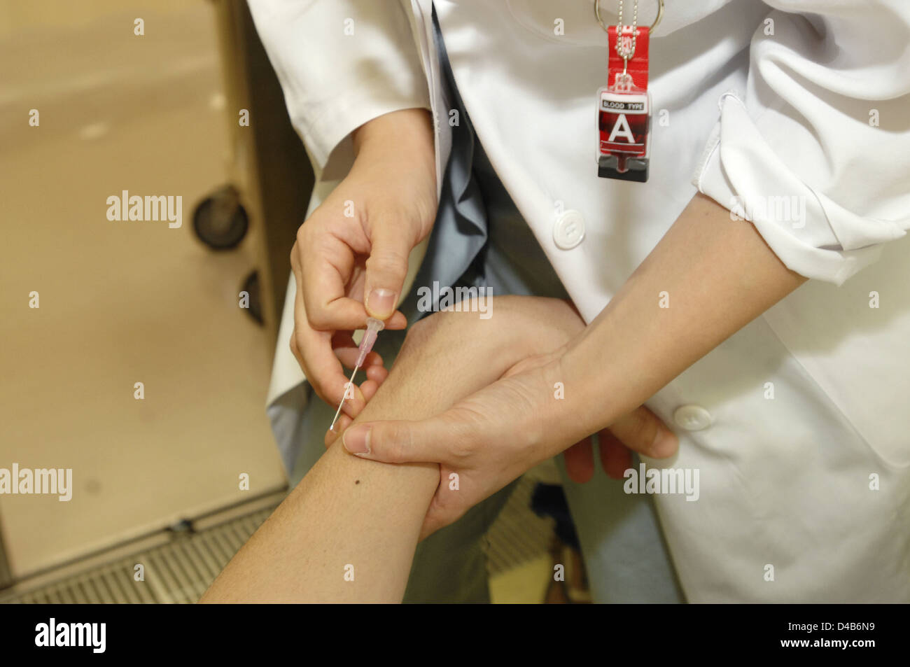 Giappone, Kyoto, Giapponese Red Cross Hospital, medico paziente iniettando con farmaci Foto Stock