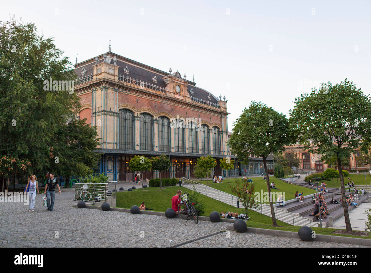 Giovani luogo di ritrovo in piazza di fronte ovest Nyugati stazione ferroviaria a Budapest, Ungheria Foto Stock