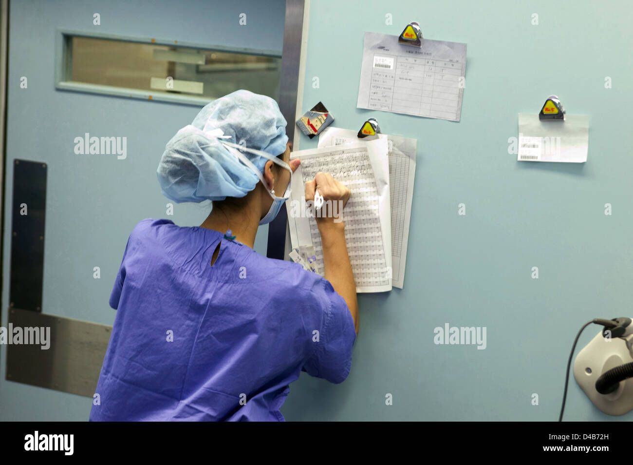 Corea del Sud, Seoul, Samsung Medical Center, infermiere la scrittura di note di pazienti Foto Stock