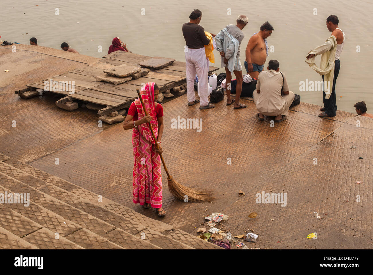 Donna indiana spazzare i ghats, Varanasi, India Foto Stock