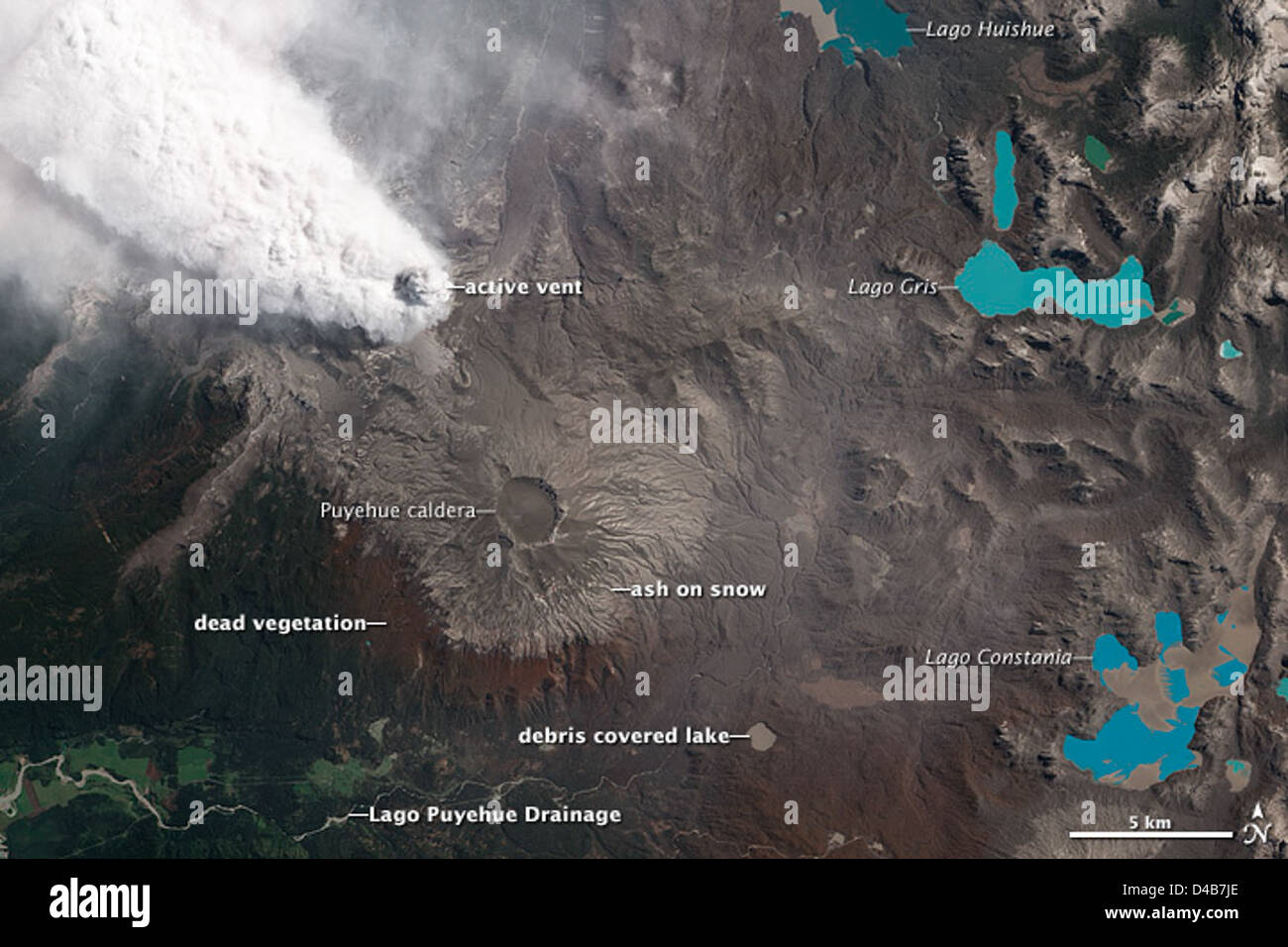 La NASA ha catturato immagini satellitari dell'eruzione vulcanica di Puyehue-Cordón Caulle in Cile, evidenziando il pennacchio di cenere e gas rilasciato dal vulcano. L'eruzione ha comportato notevoli rischi ambientali e di trasporto aereo. Foto Stock