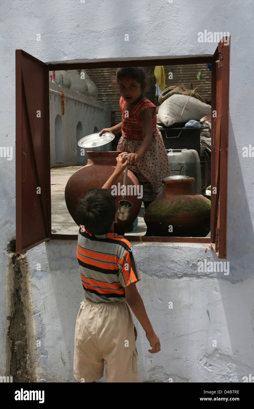 Pubblico acqua potabile punto, Nuova Delhi. Foto Stock