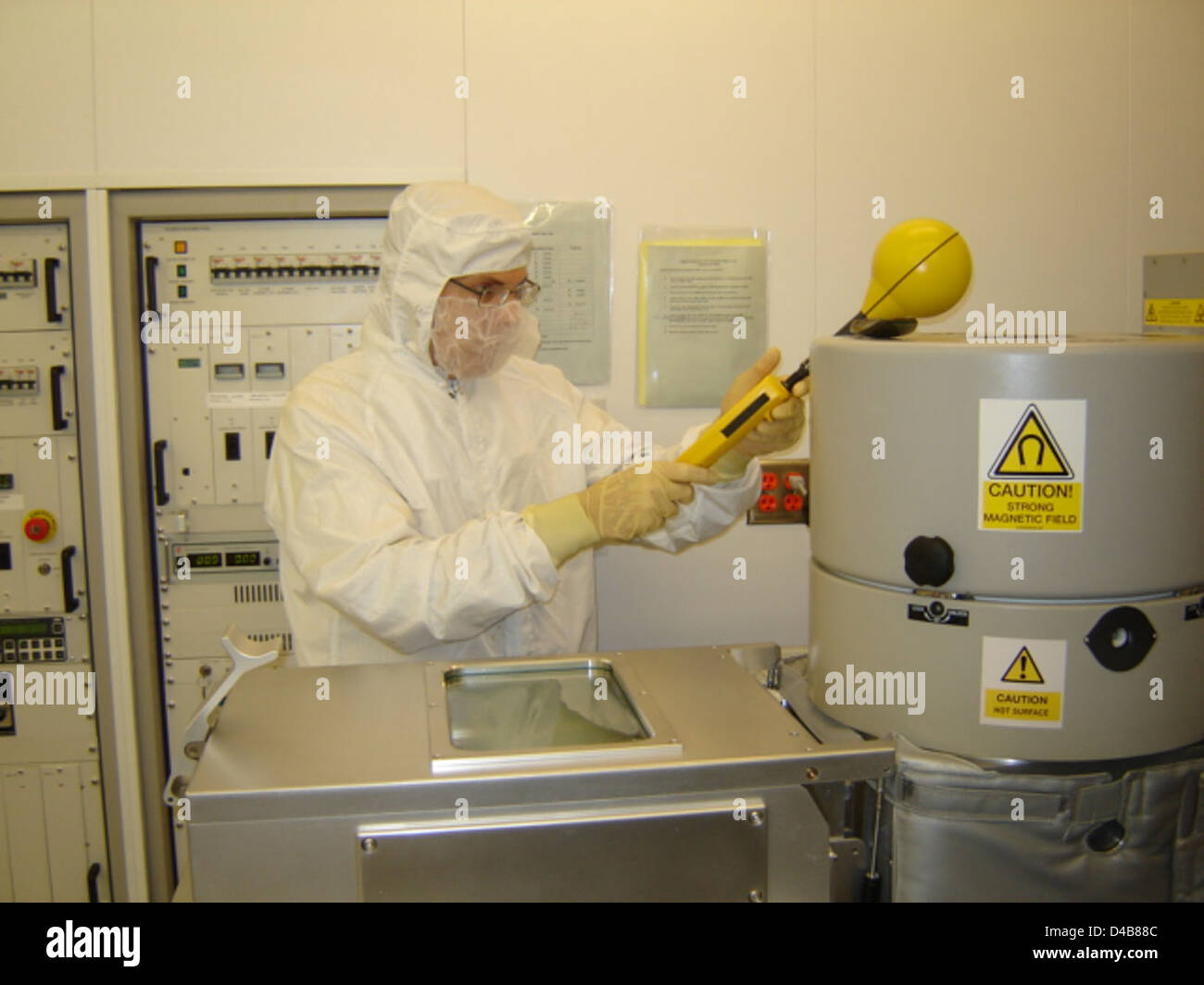 Uno strumento di rilevamento RF-magnetico utilizzato presso il Goddard Space Flight Center della NASA per raccogliere dati per l'esplorazione spaziale, consentendo l'analisi dei campi magnetici nello spazio e avanzando la ricerca nella scienza spaziale. Foto Stock
