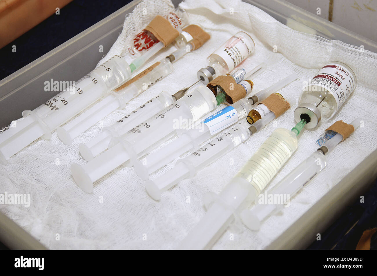 Il vassoio pieno di siringhe usate per amministrare l'anestesia Foto Stock