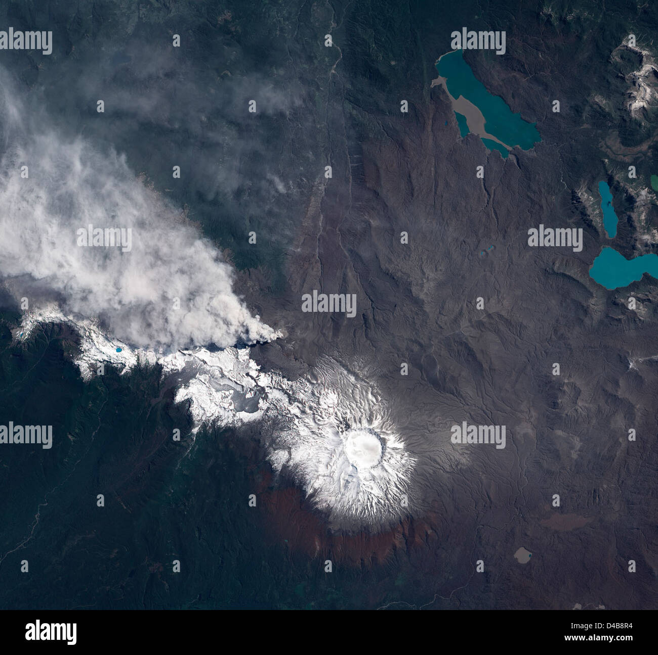 Vista satellitare dell'eruzione vulcanica di Puyehue-Cordón Caulle in Cile, catturando la nube di cenere dallo spazio. Questa eruzione ha avuto significativi effetti atmosferici e ambientali. Foto Stock