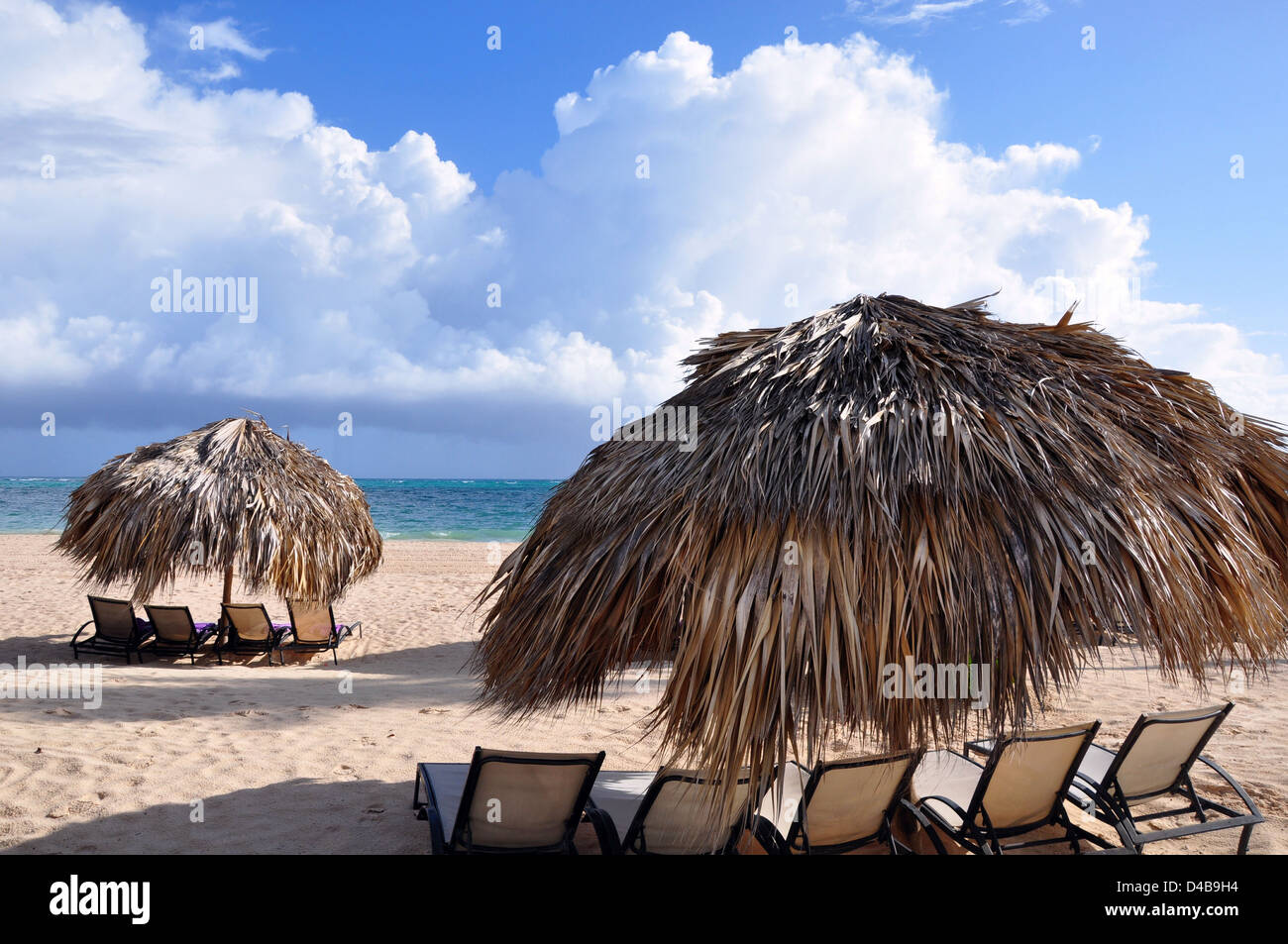 Godersi il mare, la sabbia e il cielo alla spiaggia Caraibica Foto Stock