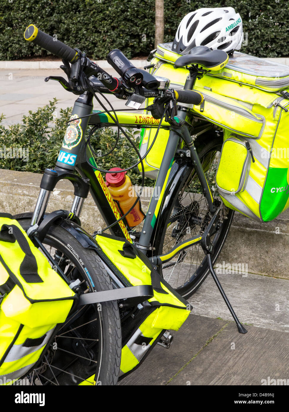 NHS servizio ambulanza first responder mountain bike con gerle a Londra in Inghilterra Foto Stock