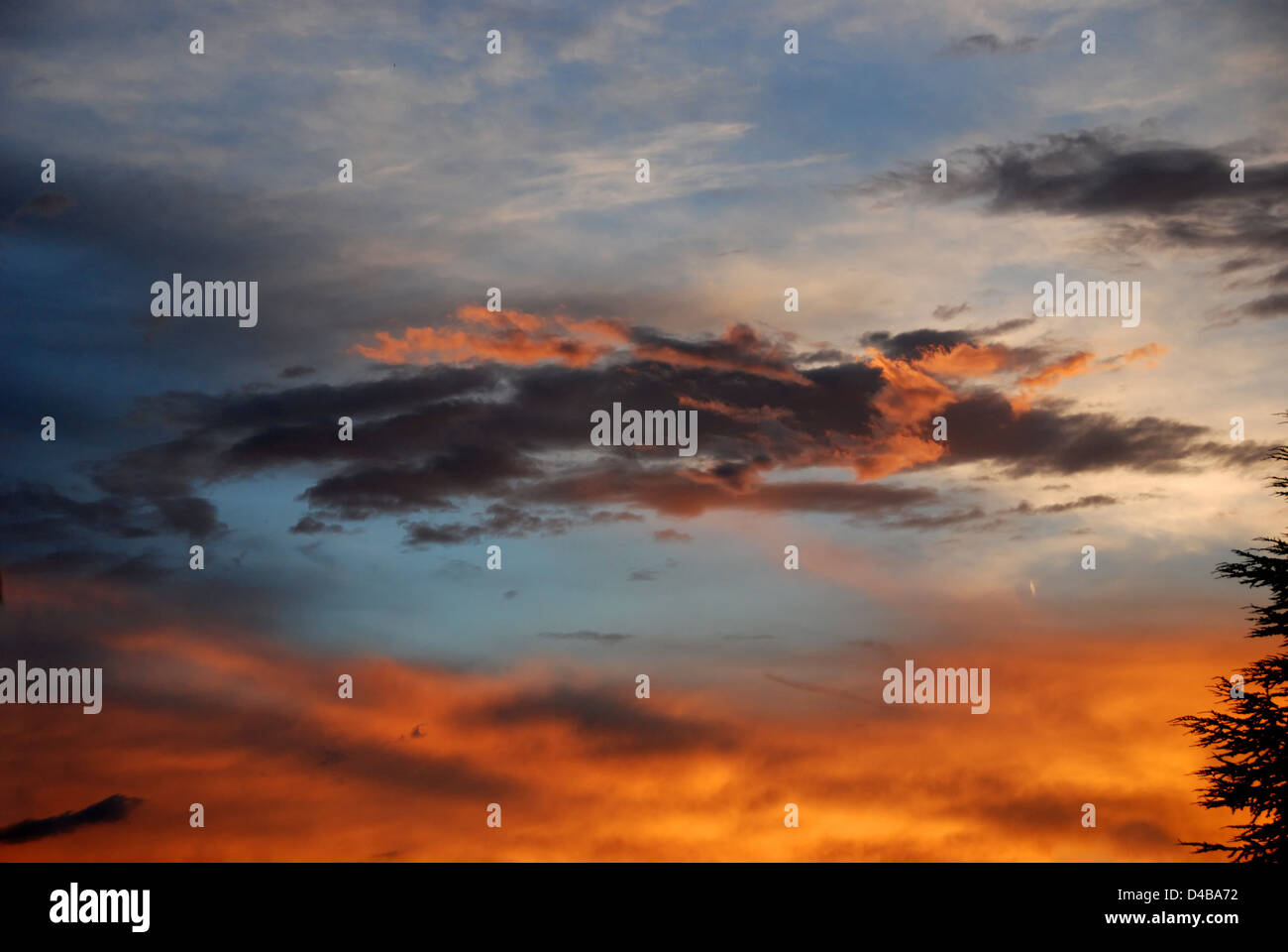 Tramonto nuvole al tramonto Foto Stock
