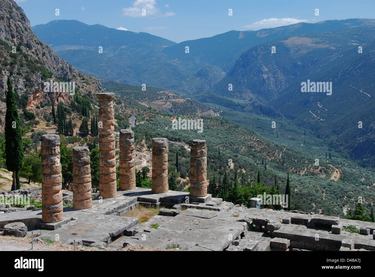 Il Greco antico rovine del Tempio di Apollo a Delfi, Grecia Foto Stock