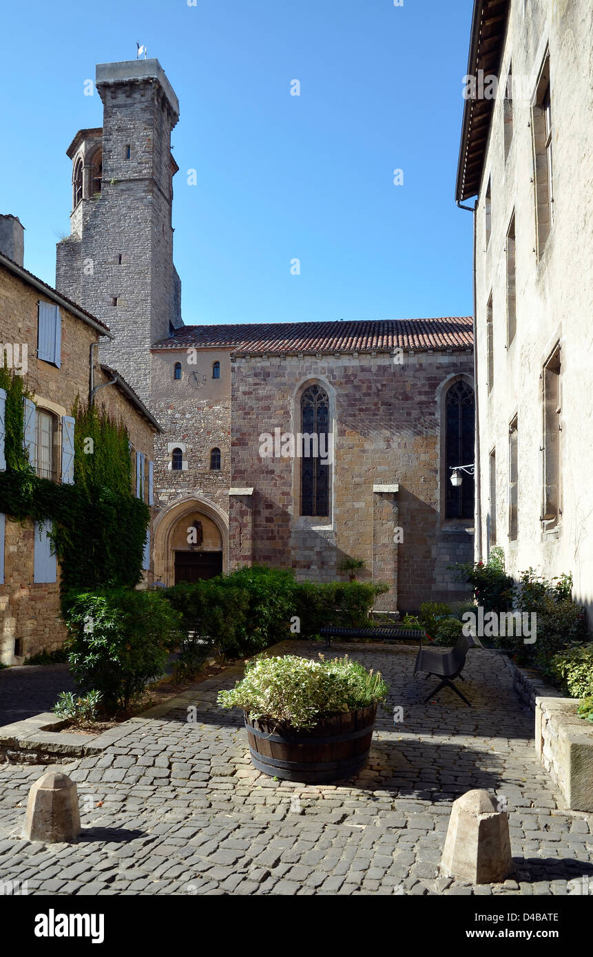 Piccolo posto e Saint-Michel chiesa a Cordes-sur-Ciel nel sud della Francia, regione Midi-Pyrénées, Dipartimento del Tarn Foto Stock