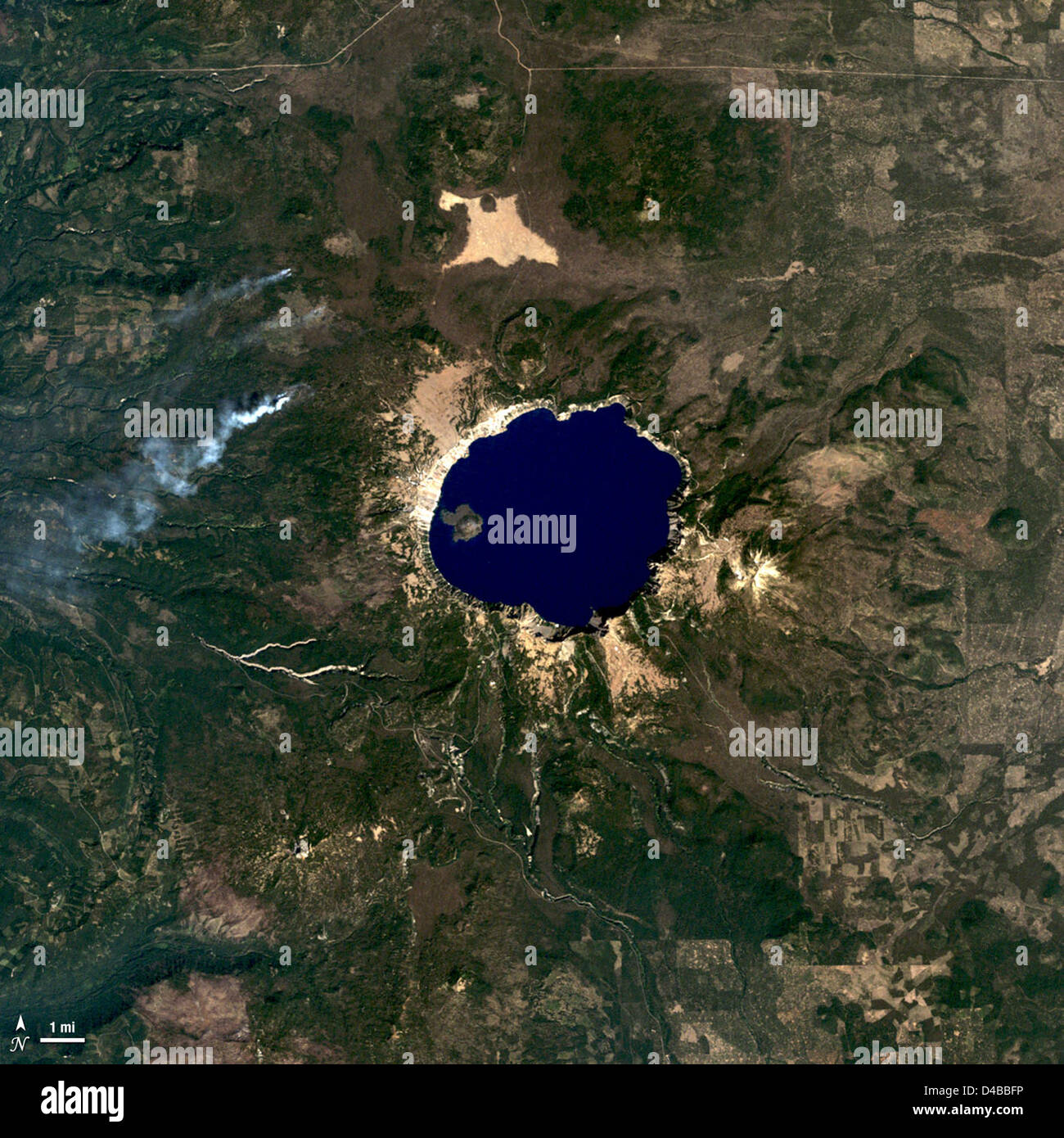 Un'immagine satellitare del Crater Lake National Park, catturata dal Goddard Space Flight Center della NASA. L'immagine evidenzia le caratteristiche geologiche uniche del lago e la sua incredibile bellezza naturale. Foto Stock