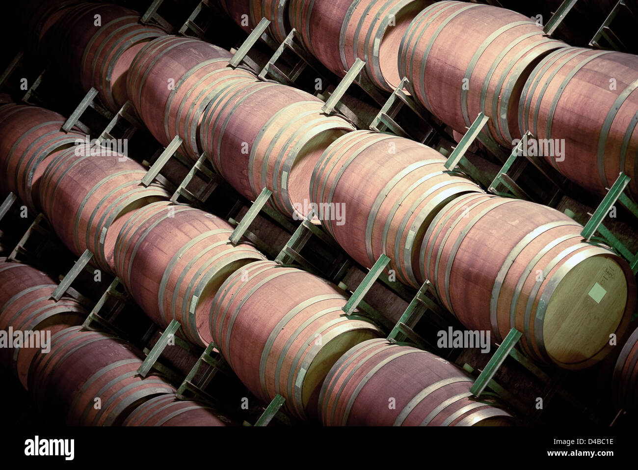 Botti da vino impilati nella cantina dell'azienda vinicola in Australia. Foto Stock