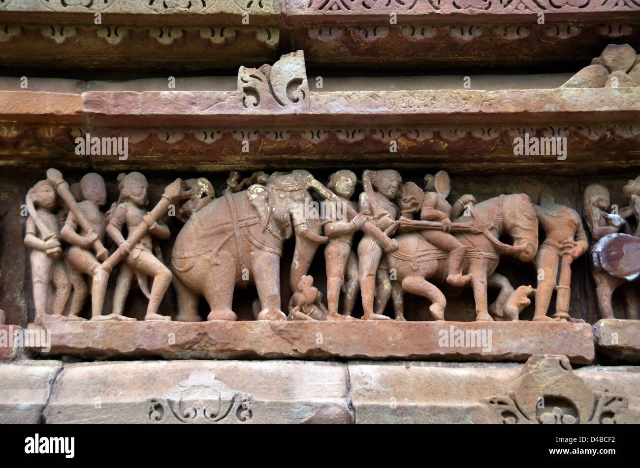 Le sculture di cavalli e di elefanti sul campo di battaglia, Khajuraho ANNUNCIO 930-950 Foto Stock