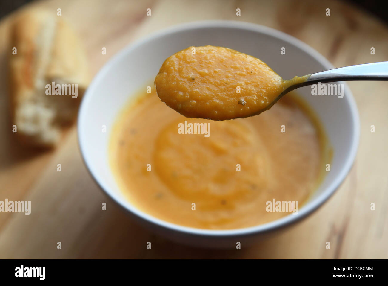 La zucca zuppa viene servita di fresco con pane spezzato. Foto Stock