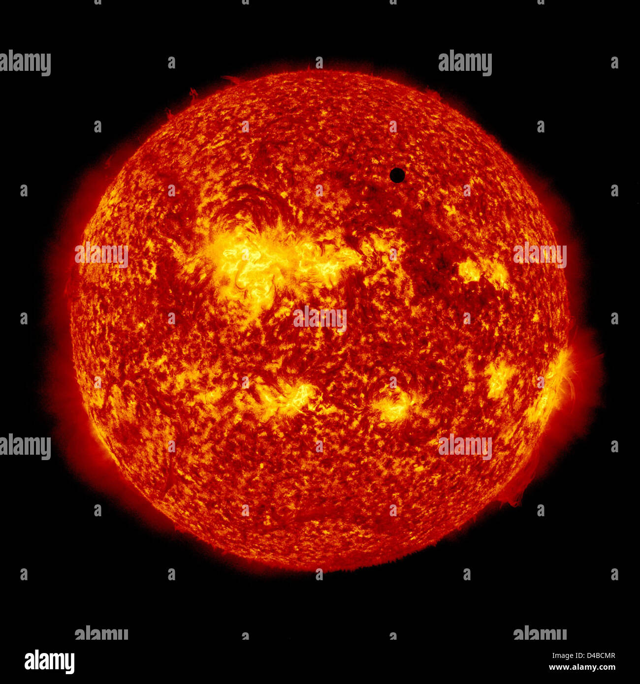 Il Solar Dynamics Observatory della NASA ha catturato immagini ad altissima definizione del transito di Venere sul Sole del 2012, fornendo dati dettagliati sull'attività solare e sul movimento del pianeta. Foto Stock