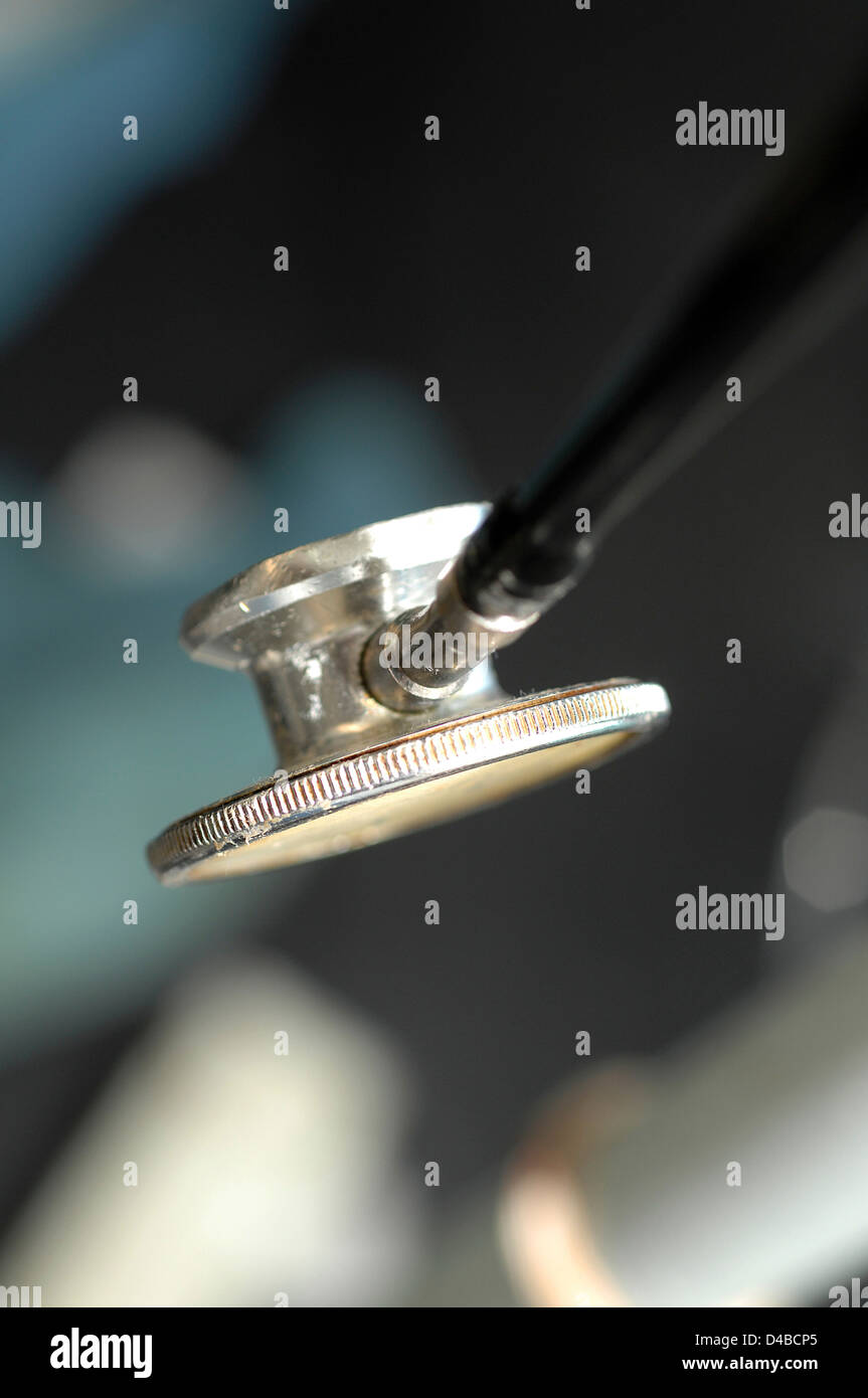 Stetoscopi utilizzati auscultazione (ascoltando i suoni interni del corpo) più spesso suoni cuore di respirazione. Foto Stock