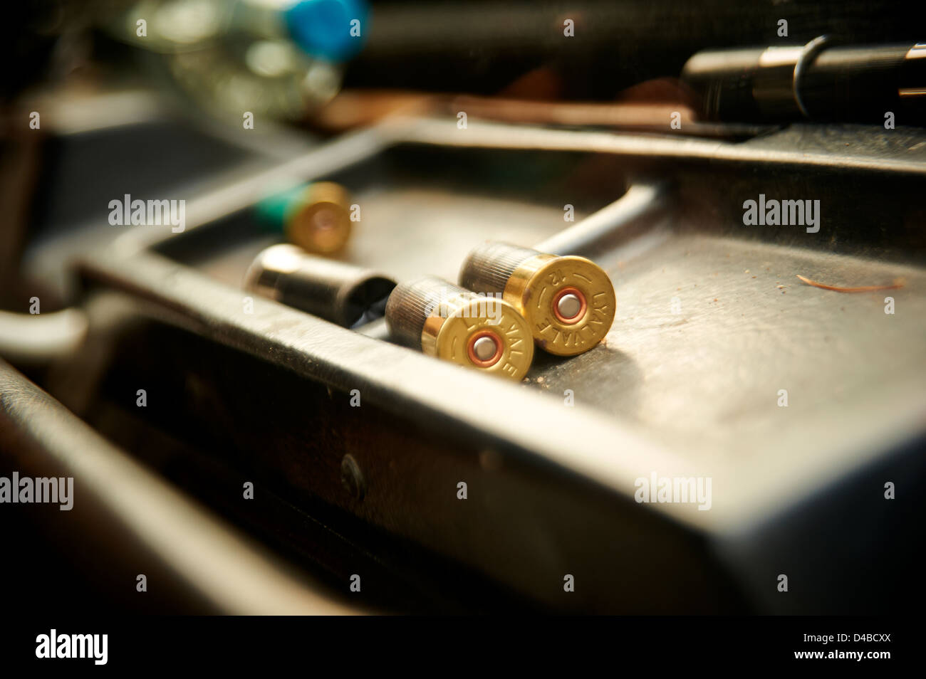 12 foro le cartucce di fucile in un veicolo agricolo Foto Stock