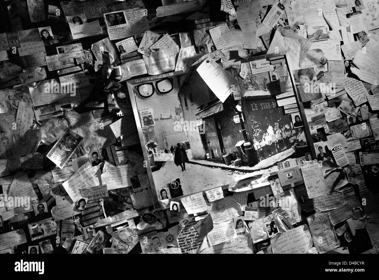 Note incollato alla parete, Le Tire Bouchon / Piano Bar, Rue Norvins, Montmartre Foto Stock