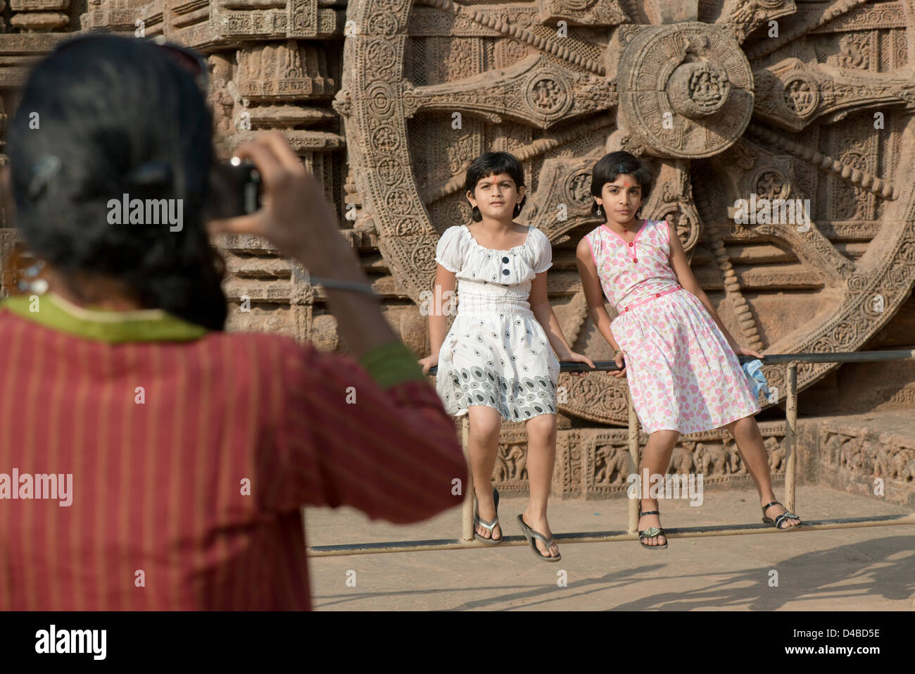 Una donna prende una fotografia delle due figlie a Konark Sun tempio vicino Puri, Odisha membro, India Foto Stock